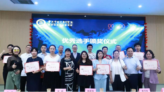 重慶市“AI+行業(yè)賦能”研修班圓滿收官，助力行業(yè)智能化升級——培養(yǎng)復合型人才，推動數(shù)字經濟與行業(yè)深度融合