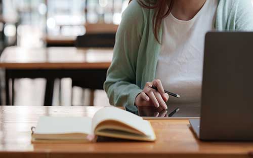 成人高考分?jǐn)?shù)線高嗎？被錄取需要上學(xué)嗎？