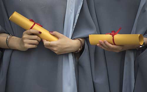 自考大專需要準(zhǔn)備些什么材料？需要去學(xué)校讀書嗎？