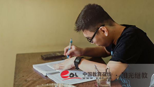 自考大專網(wǎng)上怎么報(bào)名？一般幾年畢業(yè)？